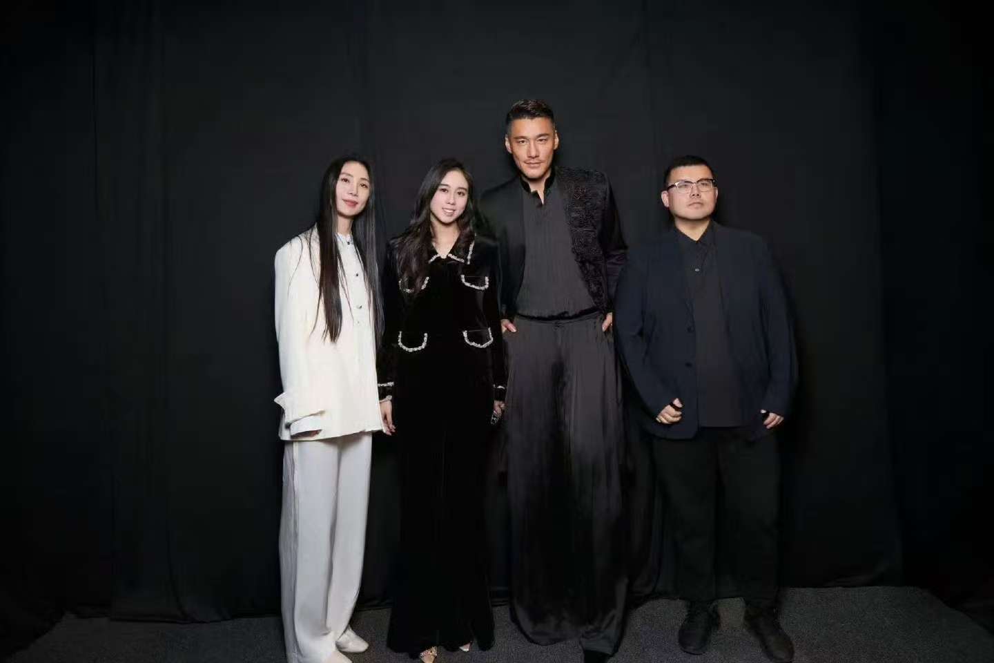 胡兵和赌王女儿们同框 时尚顶流与豪门名媛的梦幻联动！胡兵笔挺西装尽显儒雅气场，何