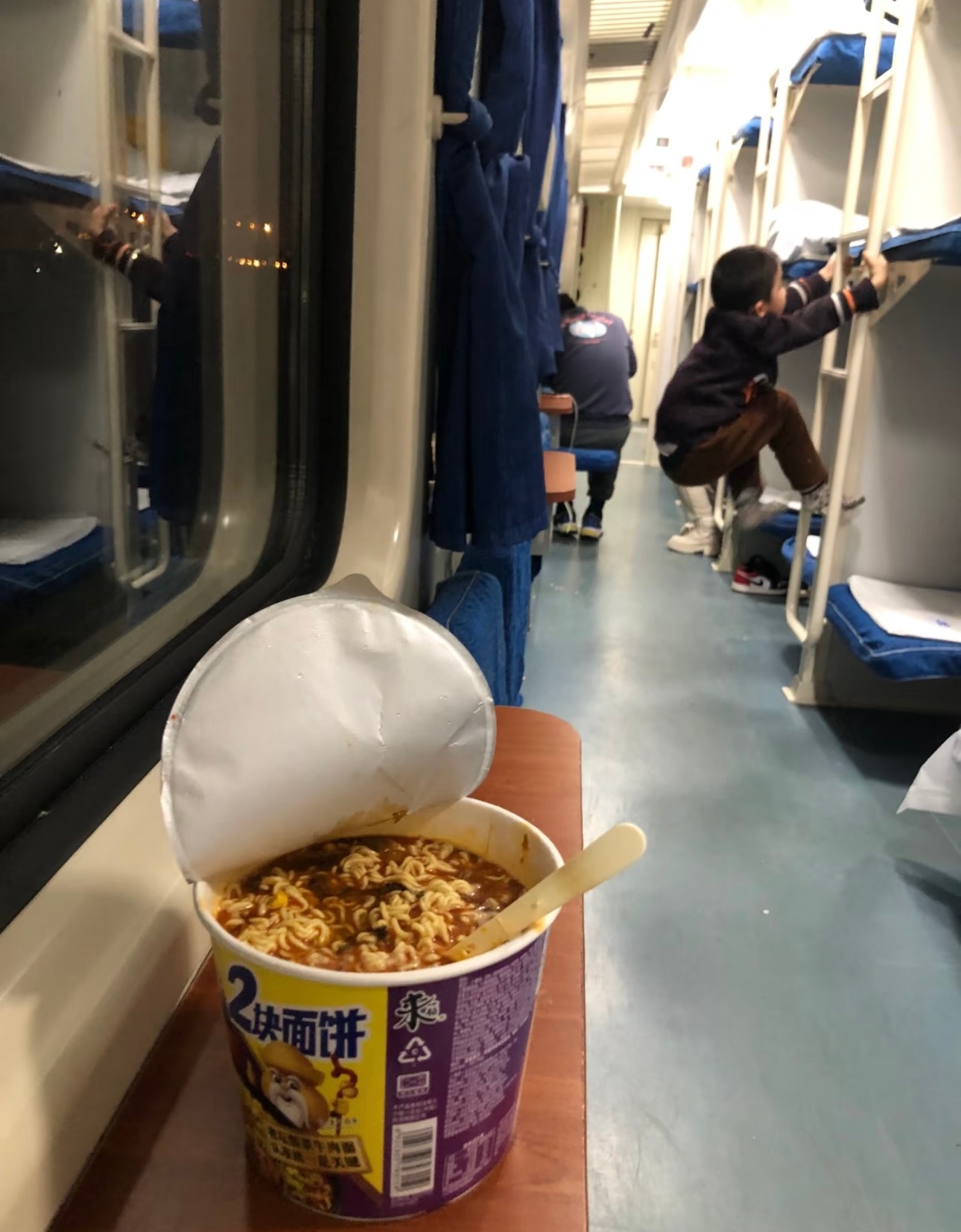 为何我们爱在火车上吃泡面记得小时候跟父母出去玩，都是坐绿皮火车，当时在家的时候都