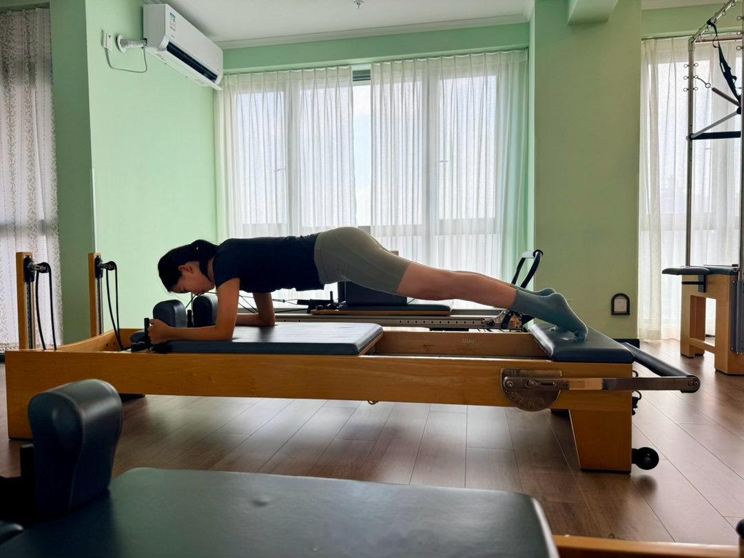 早上我练完普拉提。我恨我的瑜伽教练，她练普拉提比她儿狠多了。微笑着温柔着不代表她
