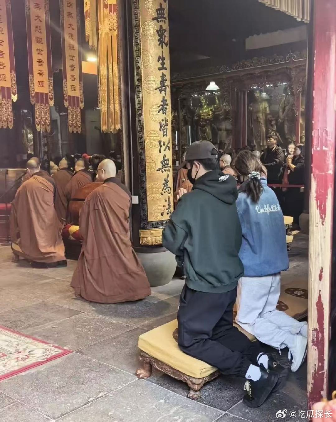 普陀山偶遇郑恺苗苗祈福 普陀山偶遇郑恺苗苗祈福，满满的幸福感溢出屏幕偶遇郑恺苗苗