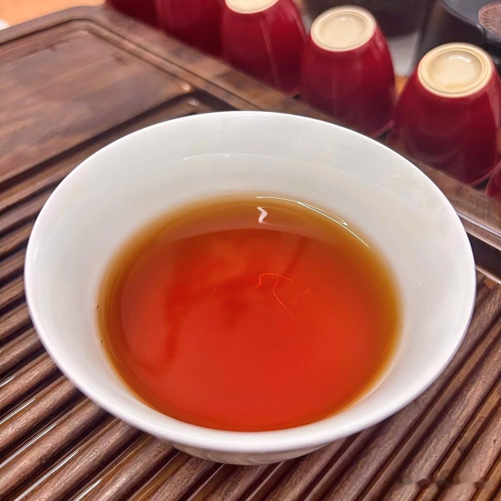 《器静悟真·定风波体》
素瓷三器列如筵，茶静烟轻意自延。不语已谙茶里禅，凝睇，盏