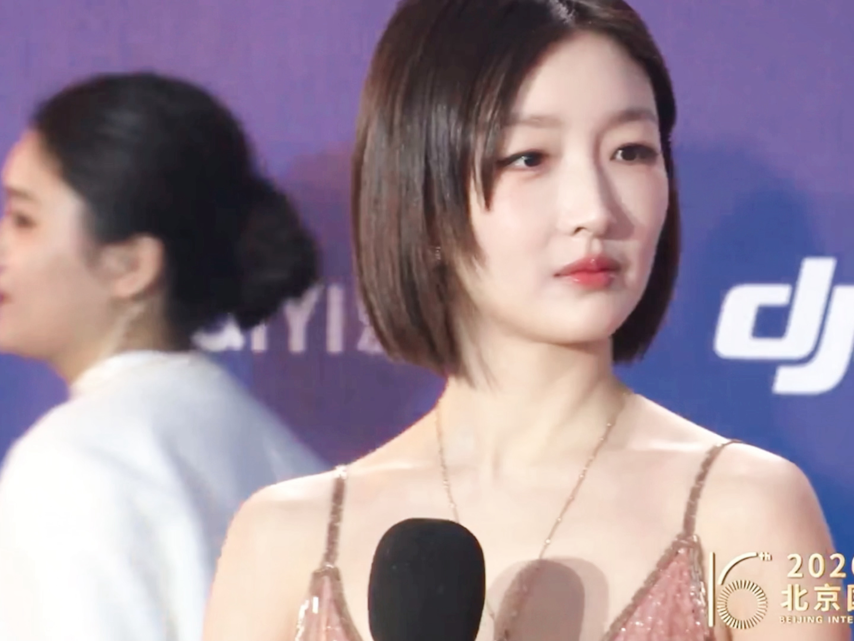 一朵粉色水仙花🥹🥹🥹周冬雨粉裙短发