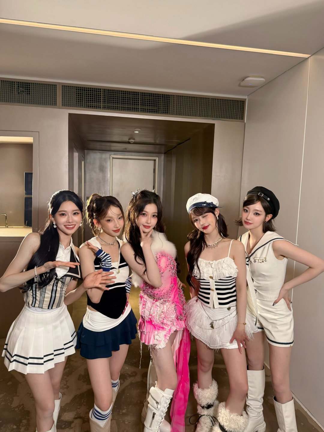 NAME晒虞书欣吴宣仪新年合照 NAME晒虞书欣吴宣仪新年合照[送花花] 