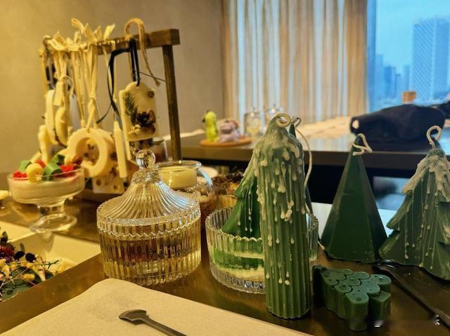 两毛钱的铁皮，凭什么能卖出七万二的天价？你真以为是年轻人脑子进水了？
别逗了，这