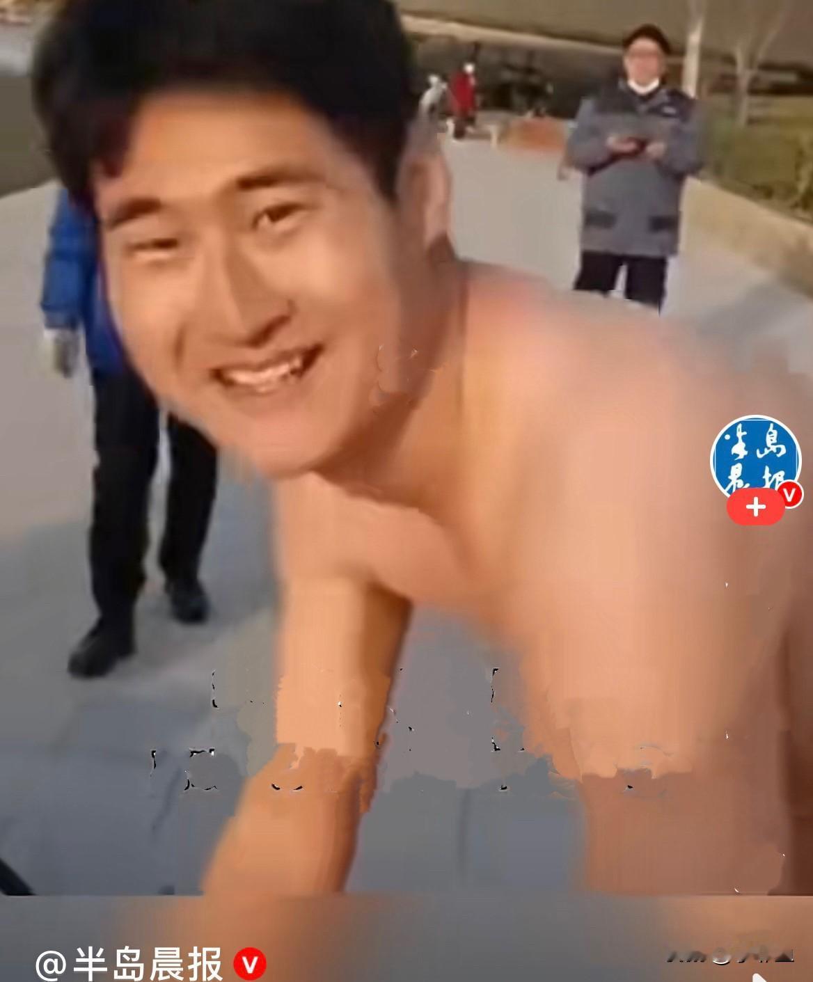 近日河南郑州，一女子不慎落入河中，小伙鲁先生正在小区附近打电话，听到有人喊救命，