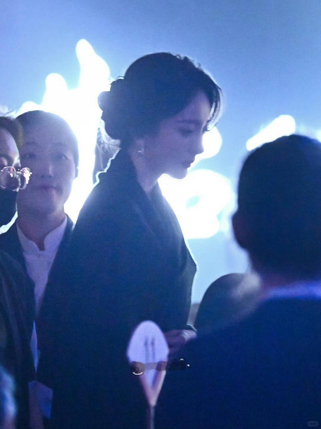 杨幂白玉兰红唇黑长直太美啦！！完全神女来的🥰还看到俺们砚花爆术同框了，小医生组