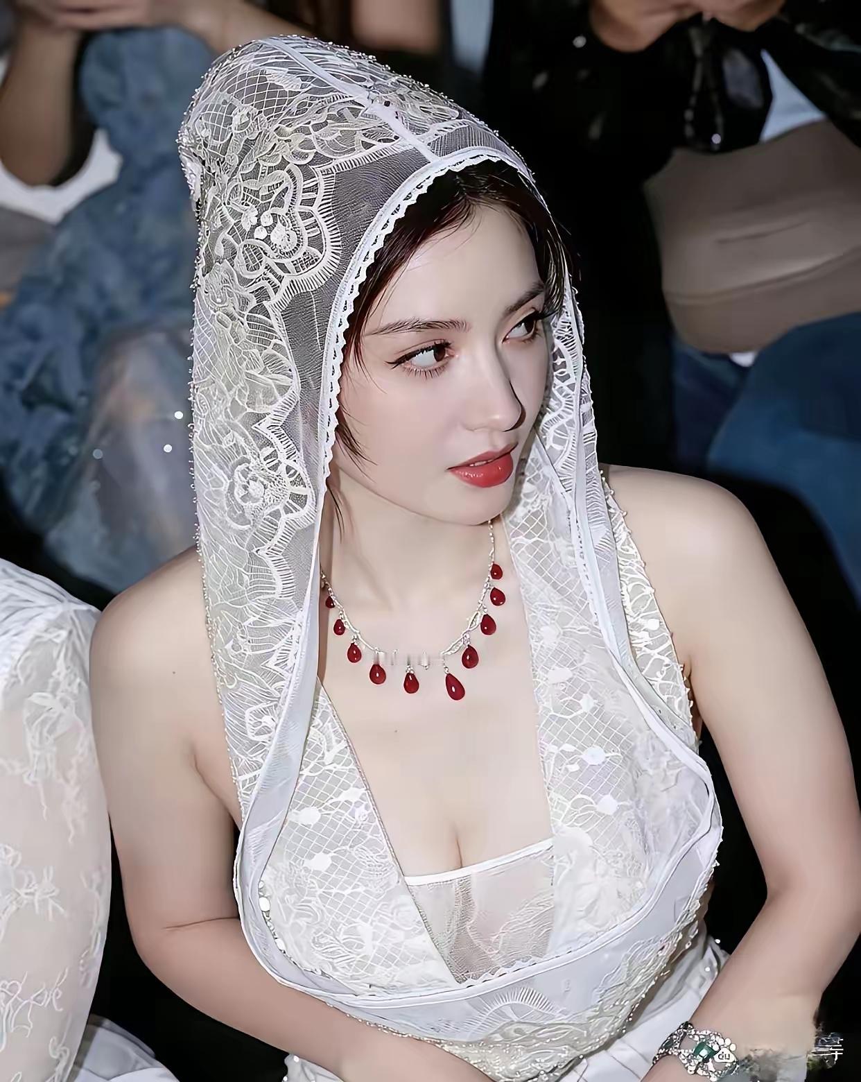 44岁张萌身材火辣引热议！吊带衫都兜不住丰满曲线，网友直呼：老板娘亲自演小三太敢