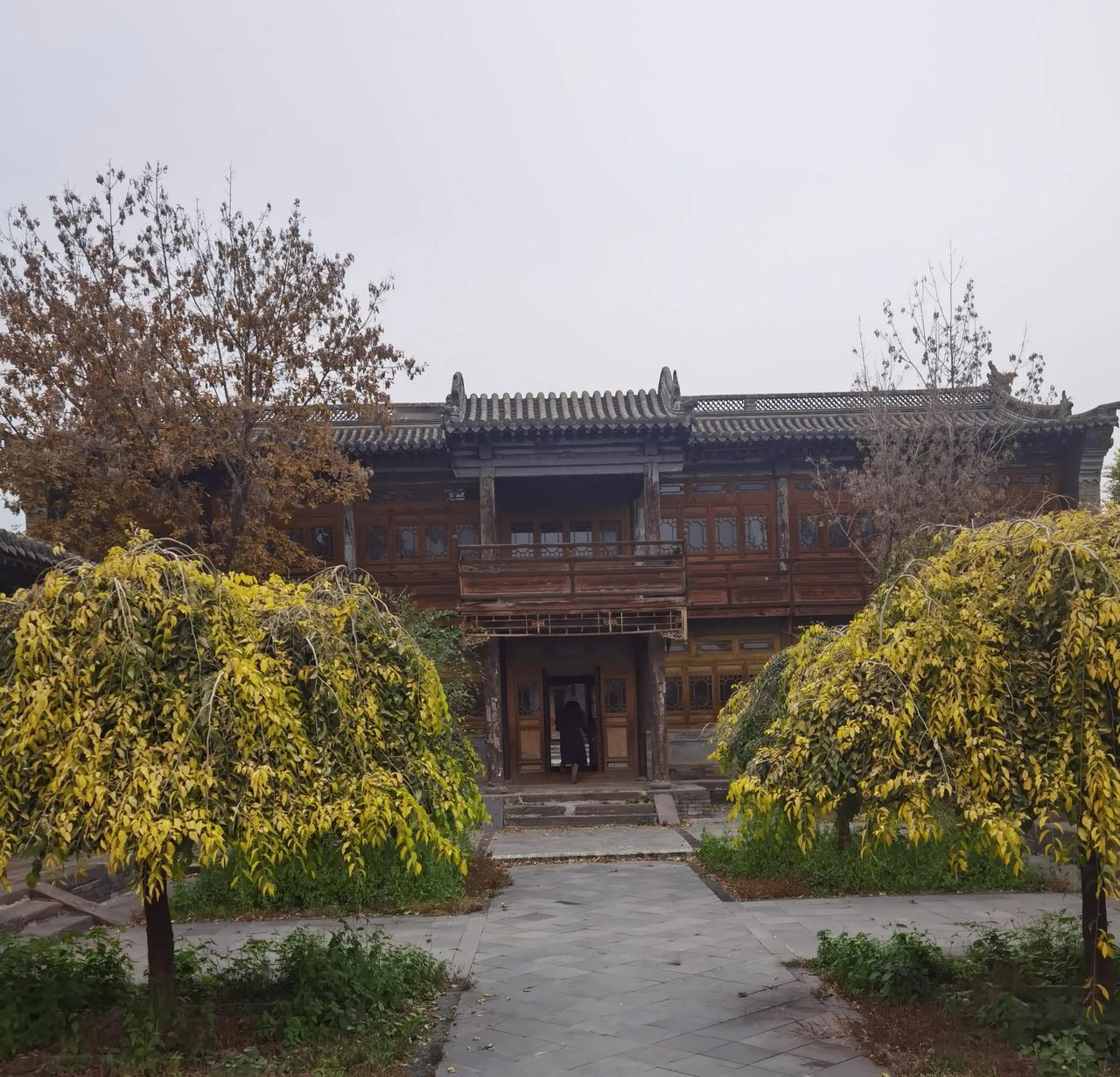 今天发三张建在台阁牧大东营边宁古寺照片。边宁古寺理应是呼和浩特市文旅打卡之地，其