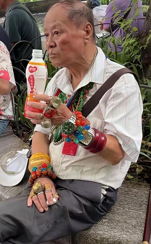 现在都流行这样炫富的吗？这位大爷身上这一身的行头应该价值不菲吧，手表，手镯，手串