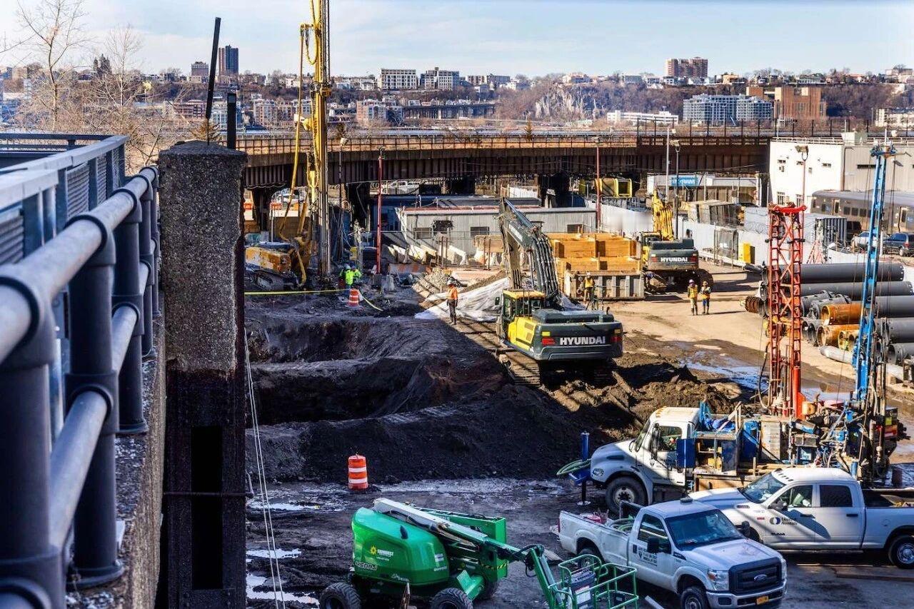 昨天的《华府消息》提到特朗普想用纽约火车站和华盛顿国际机场的冠名来换取纽约和新泽