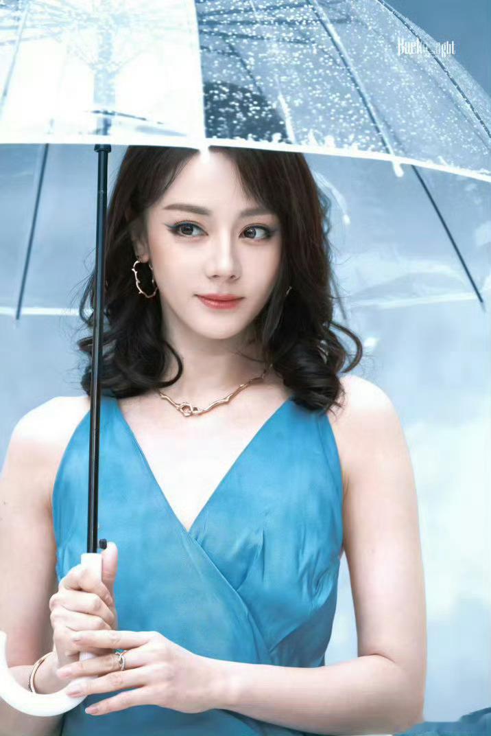 迪丽热巴蓝裙撑伞好美迪丽热巴亮相Dior南京活动，一袭蓝裙撑着雨伞，简直美神降临