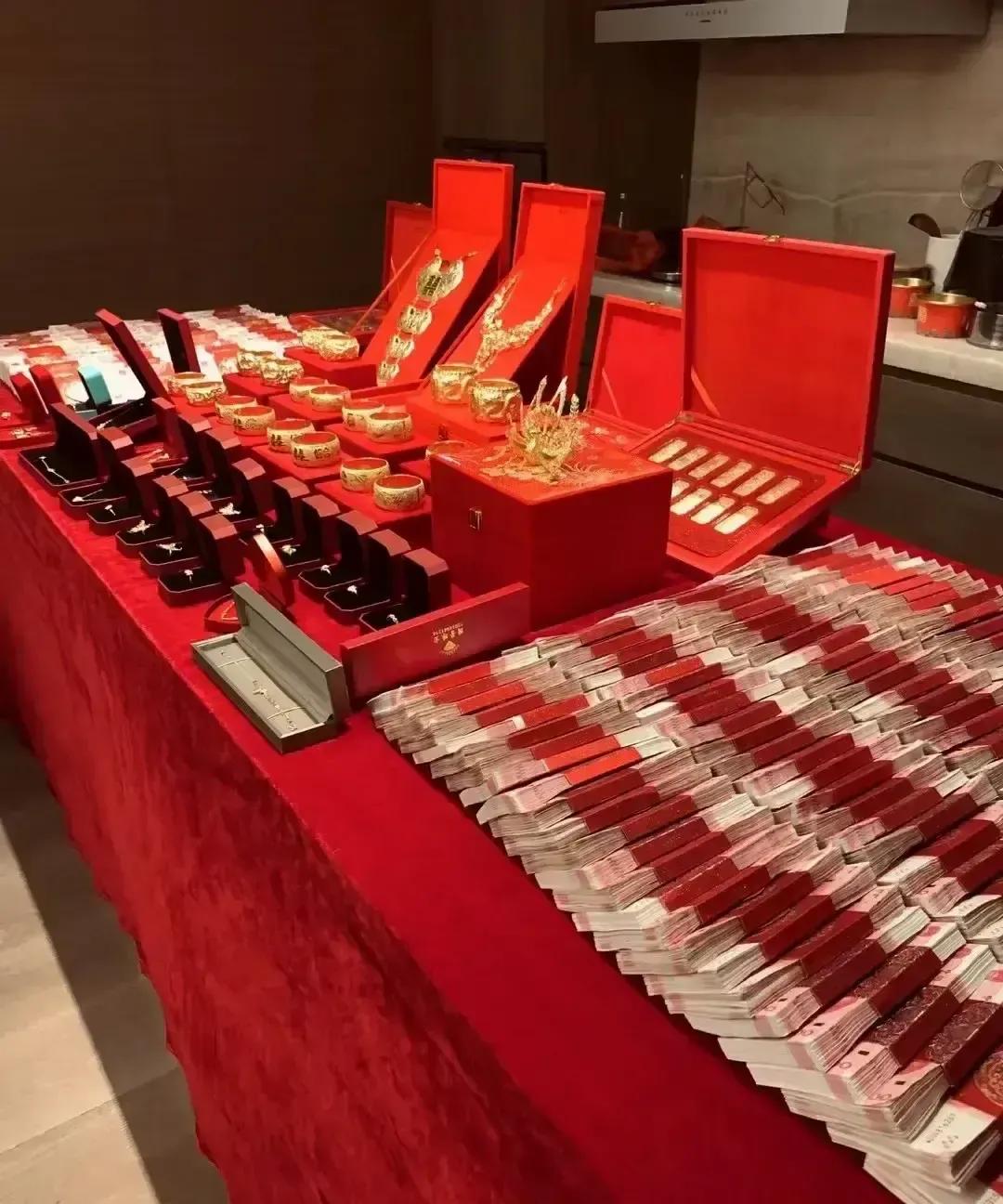 女方家一句话，婚房婚车酒席全包，只要头胎跟她家姓。
我刷到那位未来婆婆的视频，她