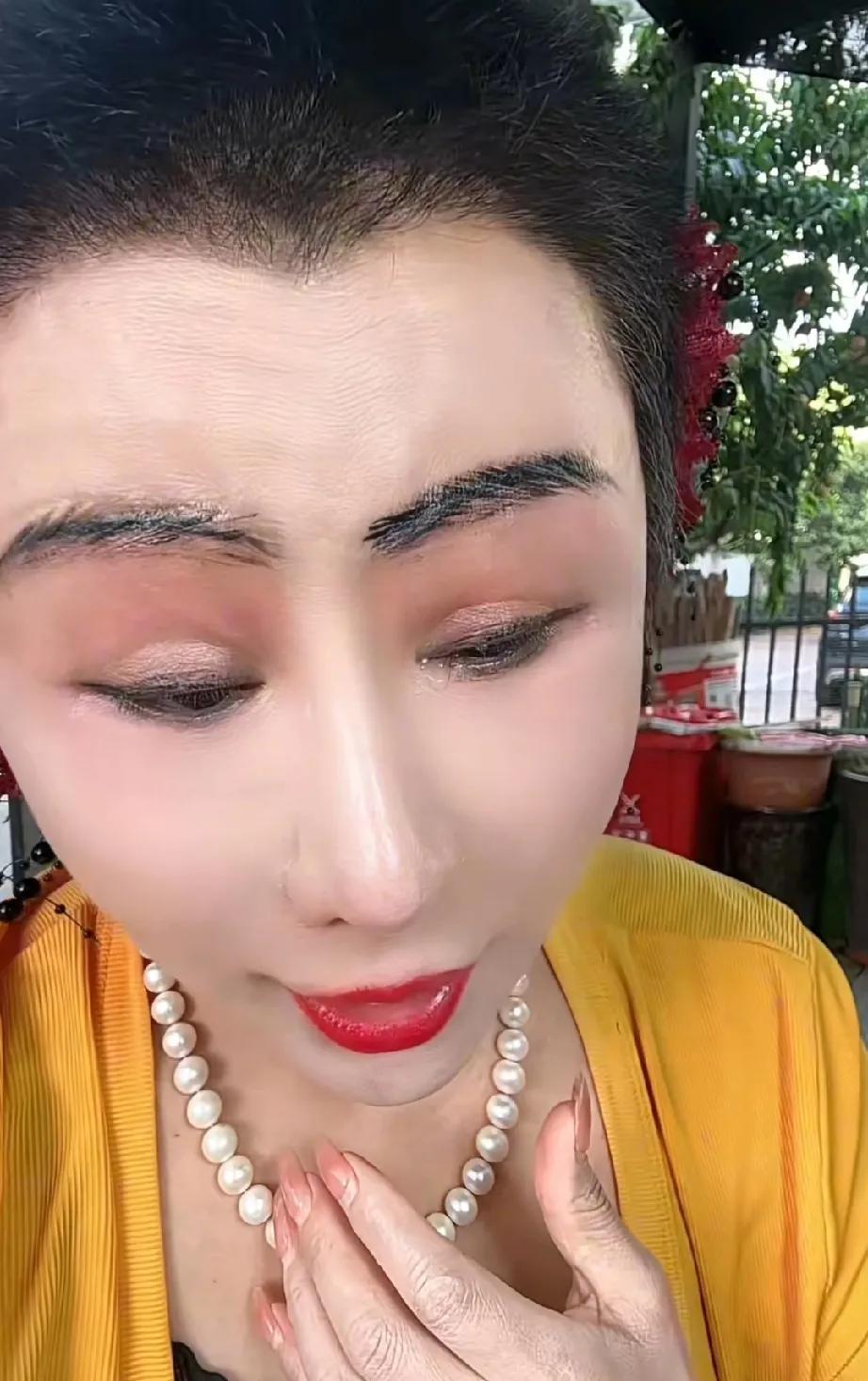 莫兰四嫂的美可真是花了大代价换来的，她自己曾对着镜头坦言：“假的，都是假的。连头