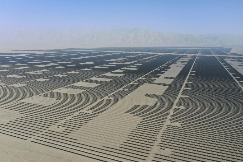 塔克拉玛干沙漠用草方格二重锁边，总是有人问水从哪来？还有问为什么不用光伏？
确实