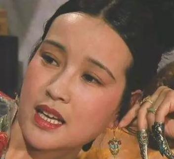 1882年，慈禧守寡多年，于是请来琴师弹琴，慈禧听完心情大好，看着俊美的琴师说：