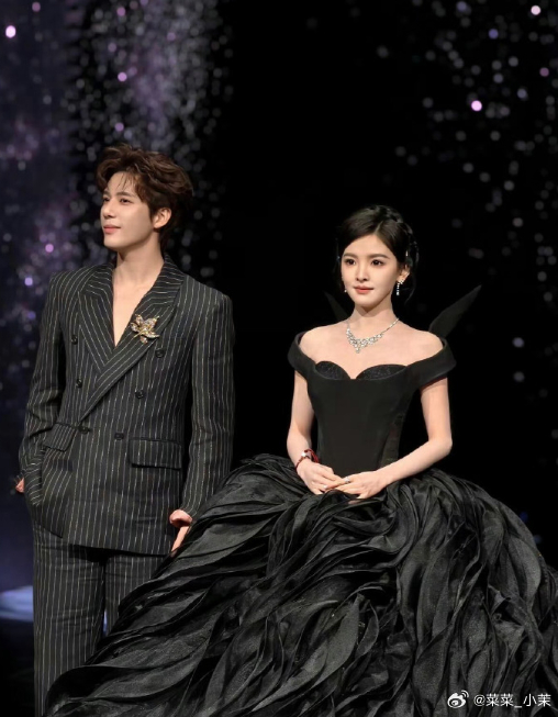 感觉章若楠裙子的设计师用料太足了，以至于能够掩盖了自己的能力不足！这样的设计师兼