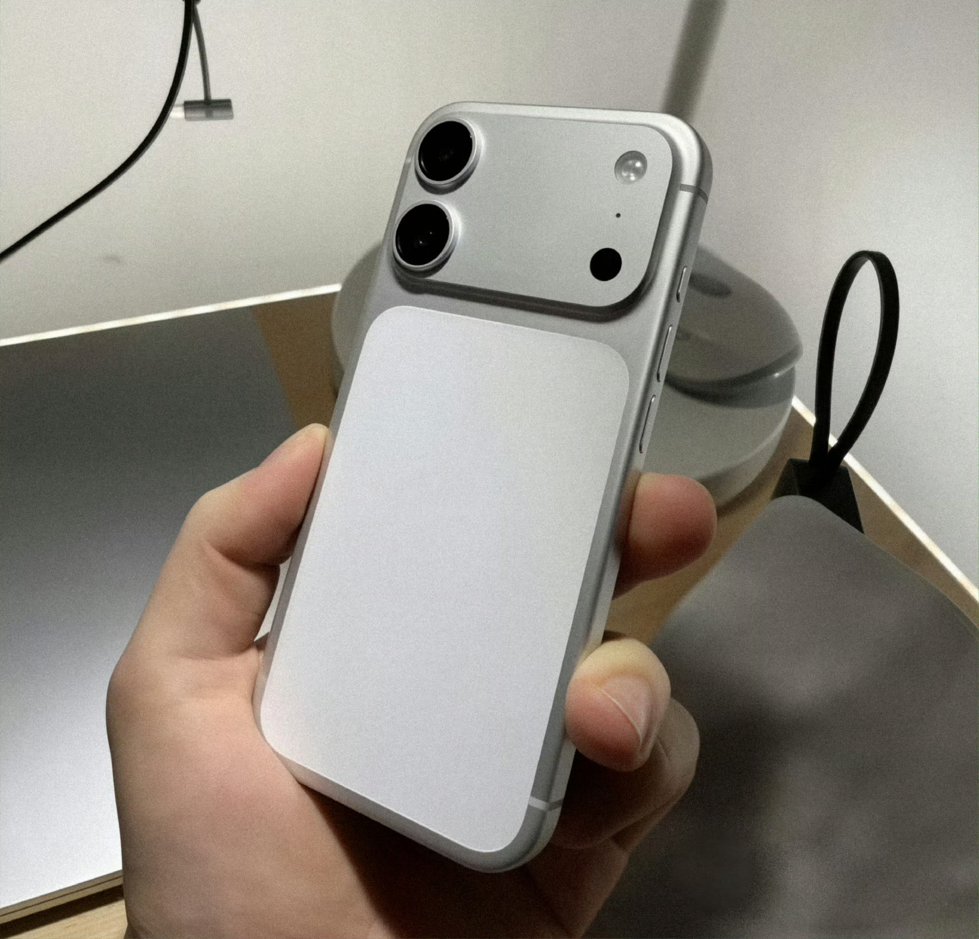 iPhone18标准版神似17Pro爆料iPhone18标准版长得和17Pro差
