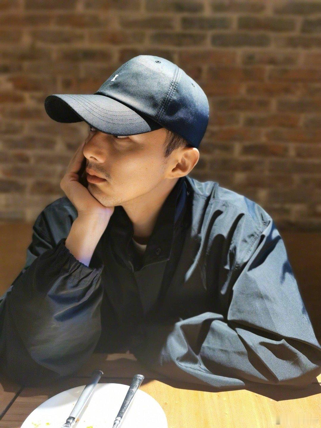 起猛了看到叶祖新饭撒了 被叶祖新饭撒的认真劲儿打动了，一开始深吸一口气还替他捏把