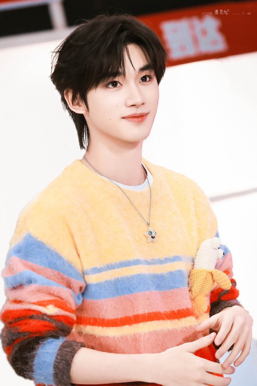 丁程鑫 × 双11疯狂好六夜身穿 CHEERi UPi 2025秋冬系列香蕉熊套