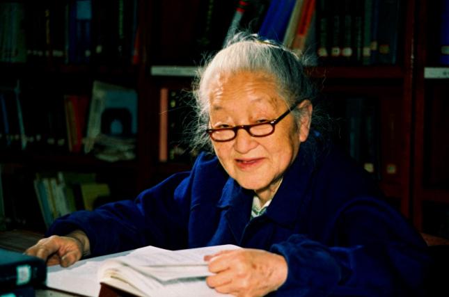 1978年，原子弹之父钱三强的妻子在菜市场摸了一下冬笋，售货员见她的衣服上布满了