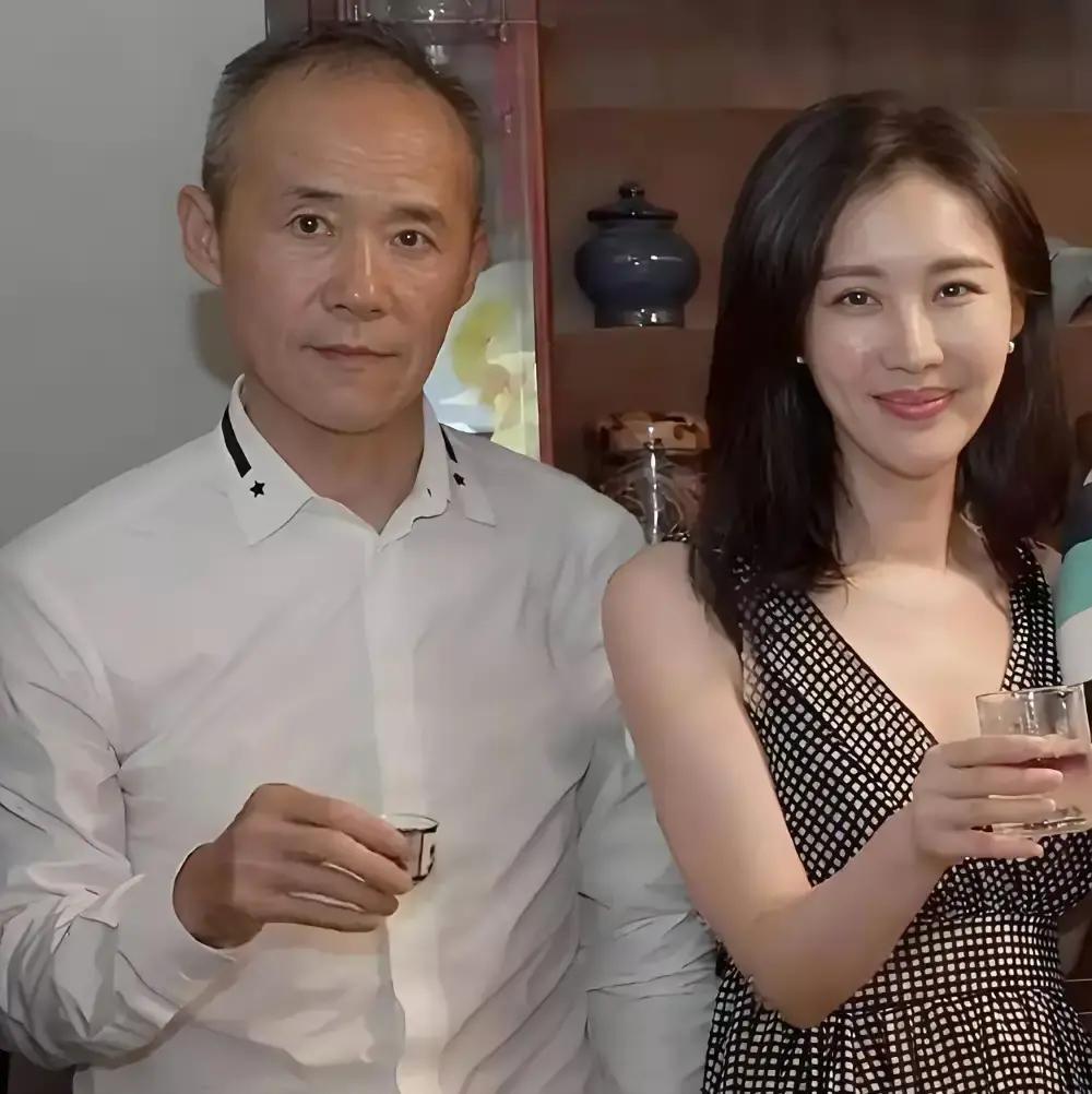 72岁王石被嘲上热搜
 
他不过娶了小30岁的田朴珺，键盘就炸了。
 
我翻了翻