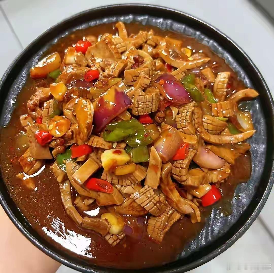 泸州味道 [爆炒腰花]食材准备猪腰2个、洋葱、青椒、小米辣、姜蒜、花椒、料酒、生