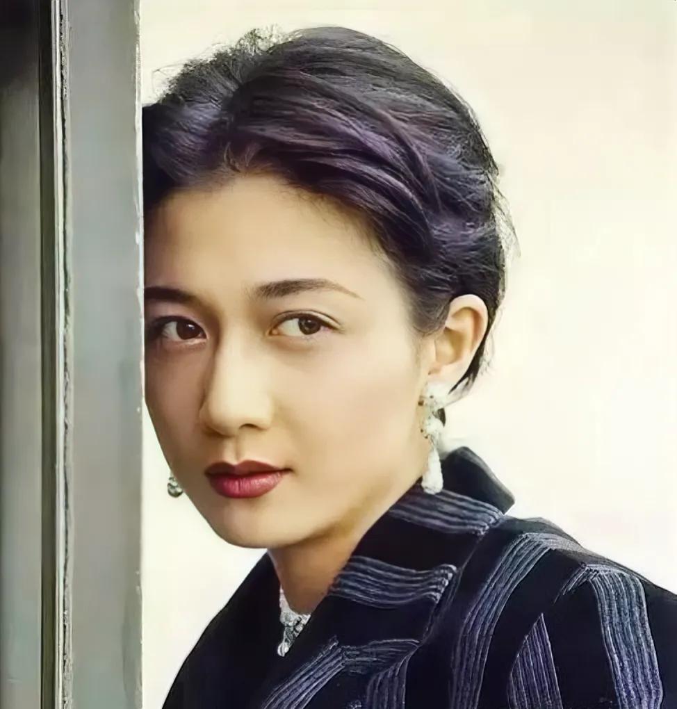 当年美貌的吴绮莉怀了与成龙的爱情结晶，却被告知他已有妻子的事实，吴绮莉气不过:“
