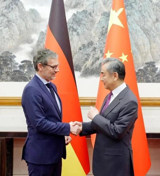 在德国地盘上，中国翻出35年前那本“旧账”，只说了一句话：我们当年支持你统一，如