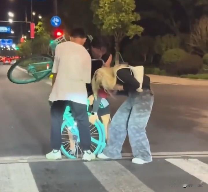 不知道的还以为这几个人喝多了或者在搞什么行为艺术，直到最后才发现原来是车胎卡在缝