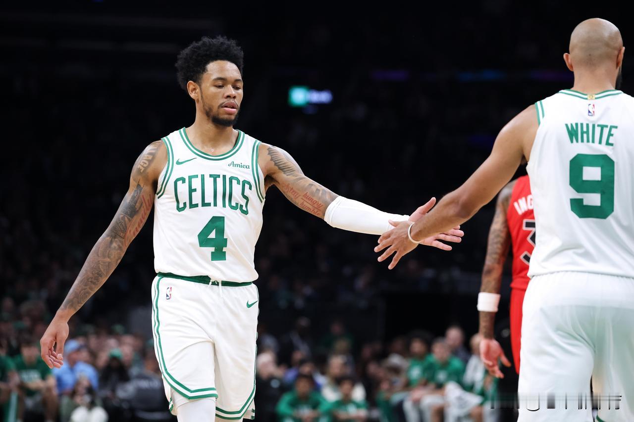 实在搞不懂，凯尔特人为什么不让安芬尼西蒙斯首发？
本赛季，凯尔特人虽然没有塔图姆