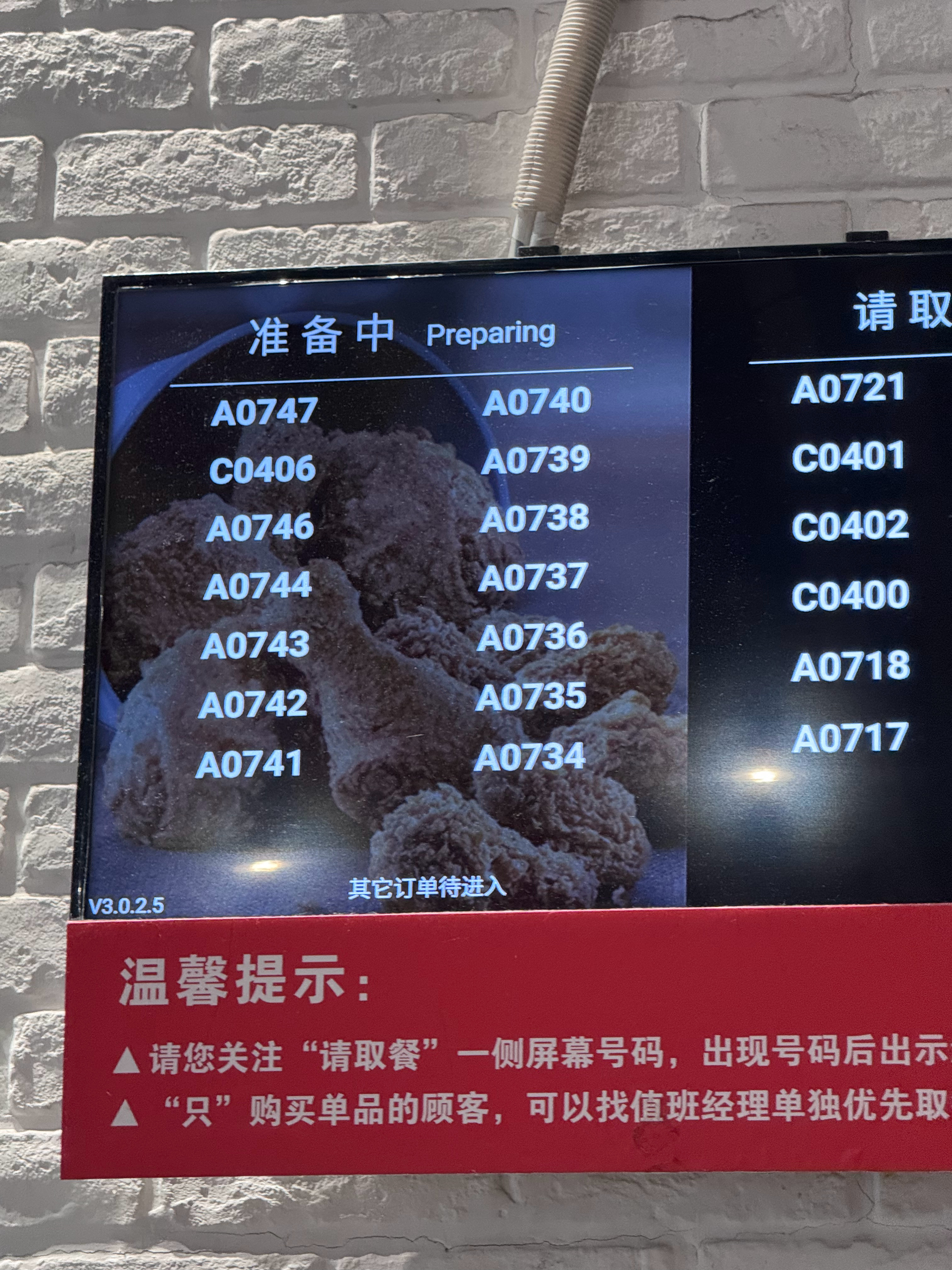 大量暑期航线裸票低于300元这两天出差明显感觉 机场火车站人多了前两天在机场等肯