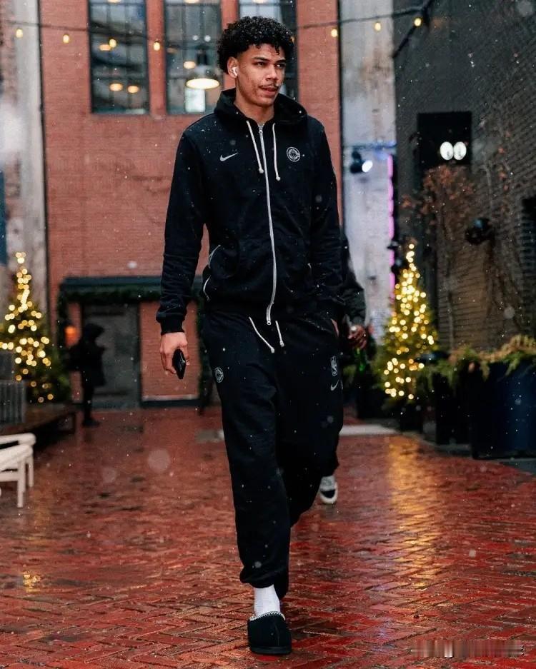 快船新星桑德斯总是能给人带来惊喜！在今天进行的快船和湖人的比赛中，目前双方的上半