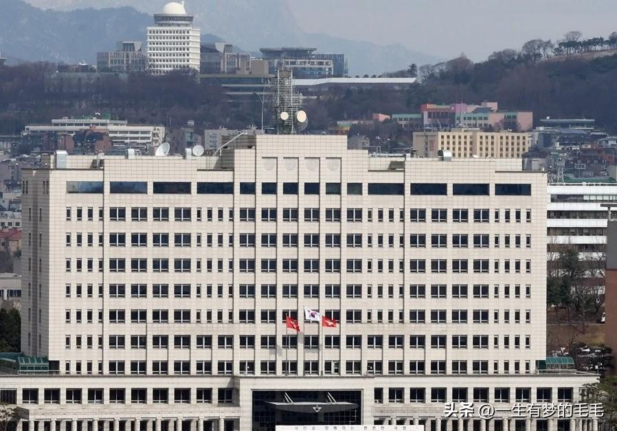 7月27日，韩国国防部官宣启动龙山本部大楼回迁工作，时隔四年，彻底扭转尹锡悦时期