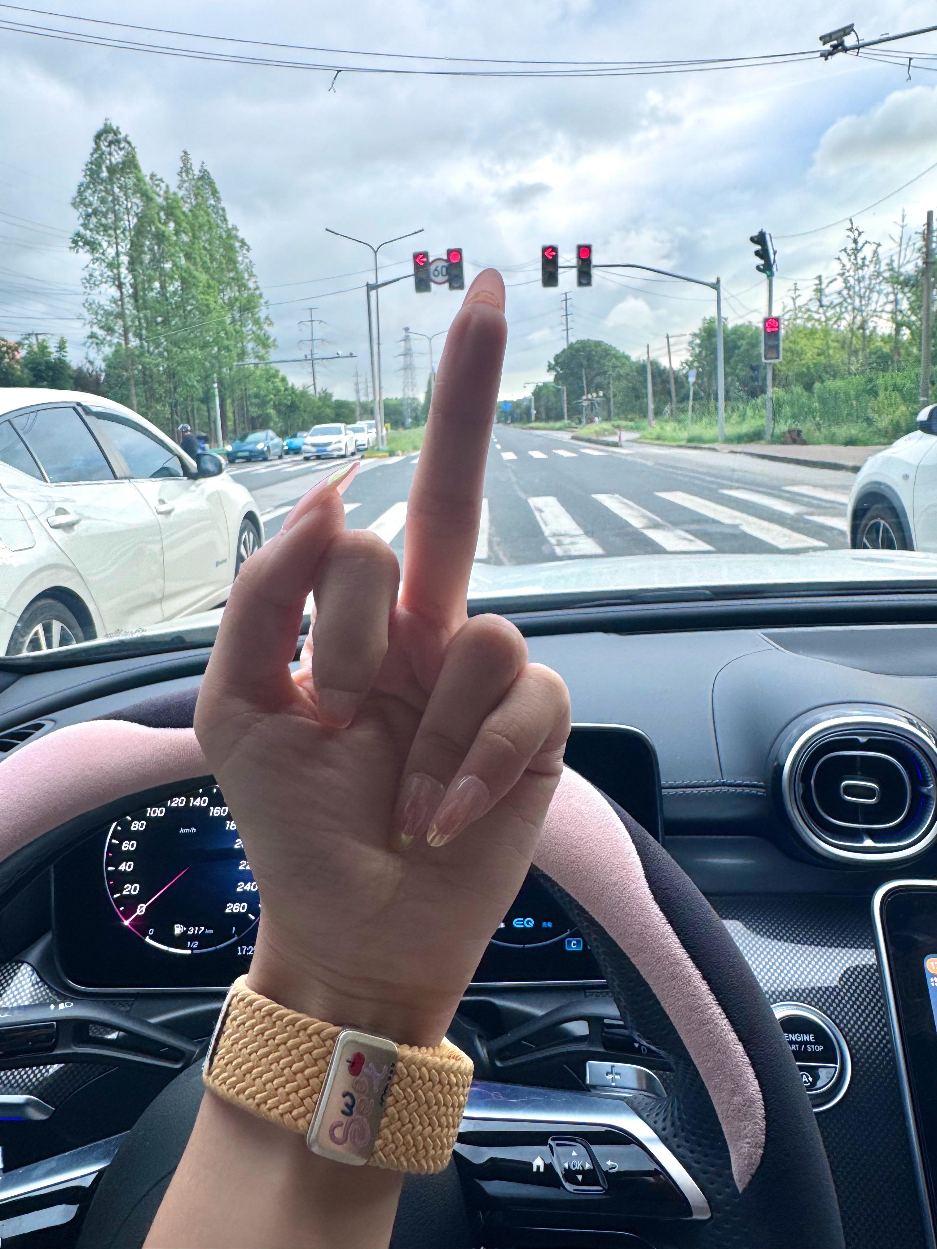 那些在大马路上开三四十码的骑电瓶车就好了啊开什么车！！？？？尤其是碰到并排开慢车