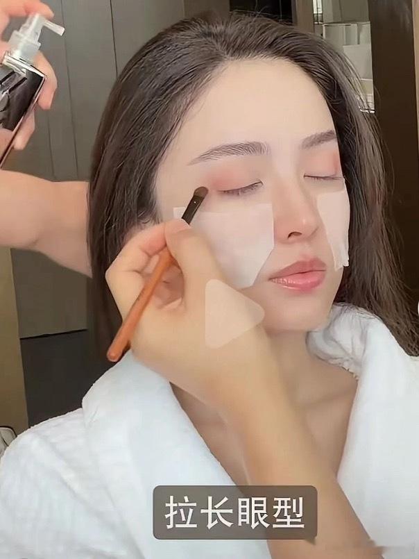 只有娜扎才敢留黑长直吧。。金鹤龙老师给娜扎这次做的妆造太好看了啊啊啊，黑长直尤其