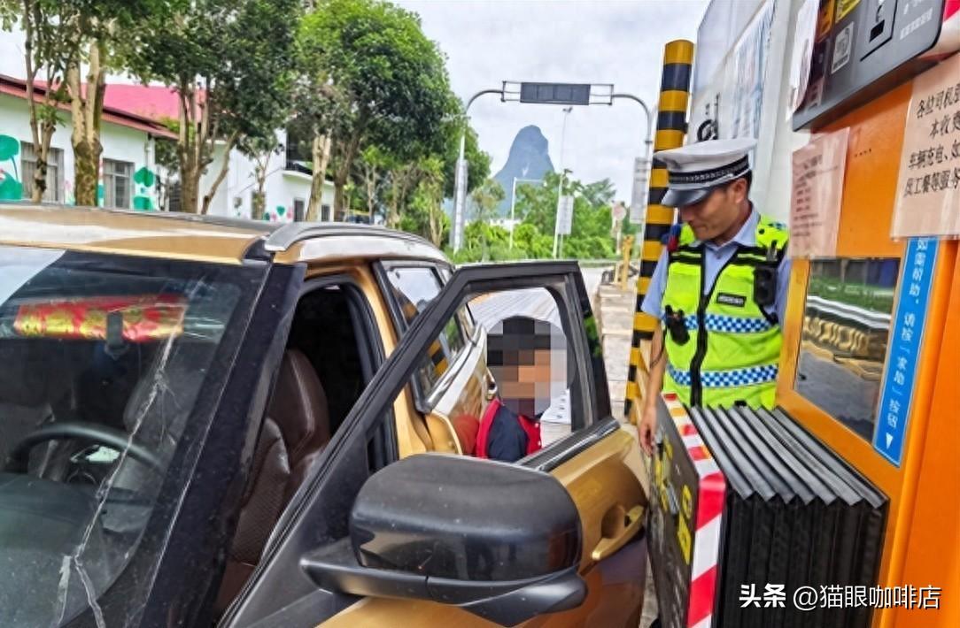 一个12岁的男孩，凌晨4点摸进邻居家，从鞋柜上拿走了一把车钥匙。也就半个钟头吧，
