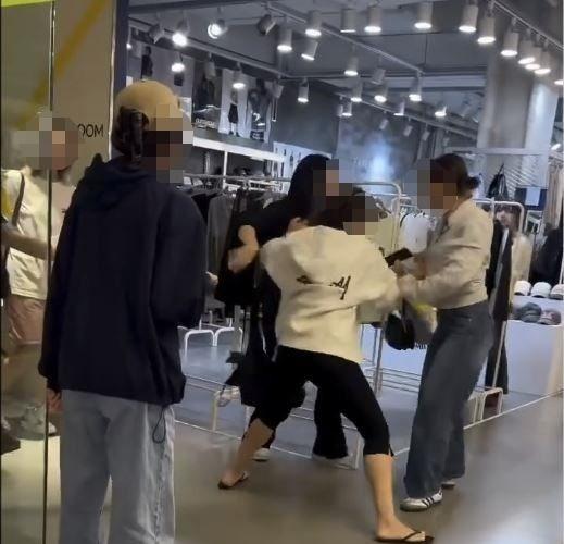 韩国首尔弘大的一家商场发生了一起斗殴事件，起因是一名法国籍女性说韩国人讨厌中国人