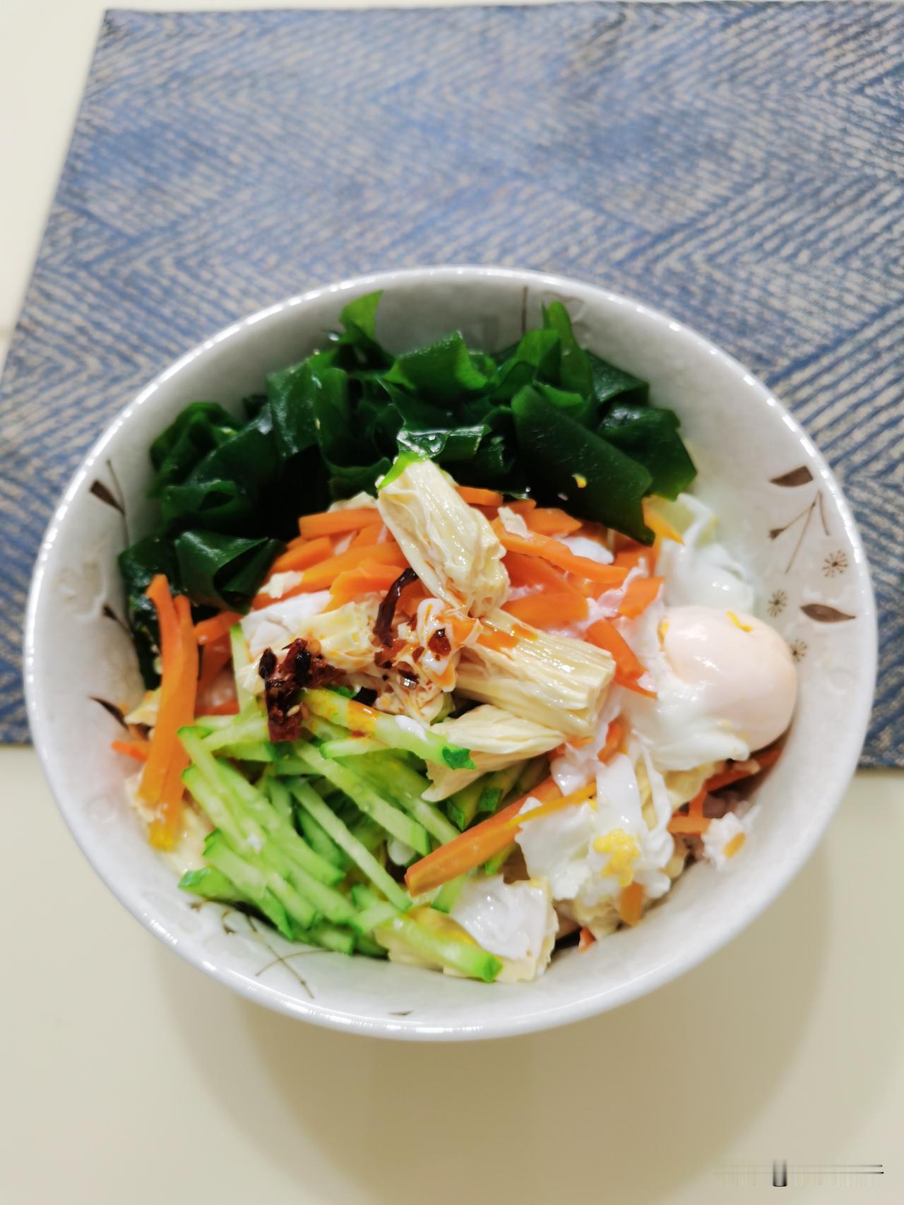 我问食堂大叔：这菜怎么没味啊？
大叔：同学，学习要清淡，吃饭也要清淡，少吃重口味