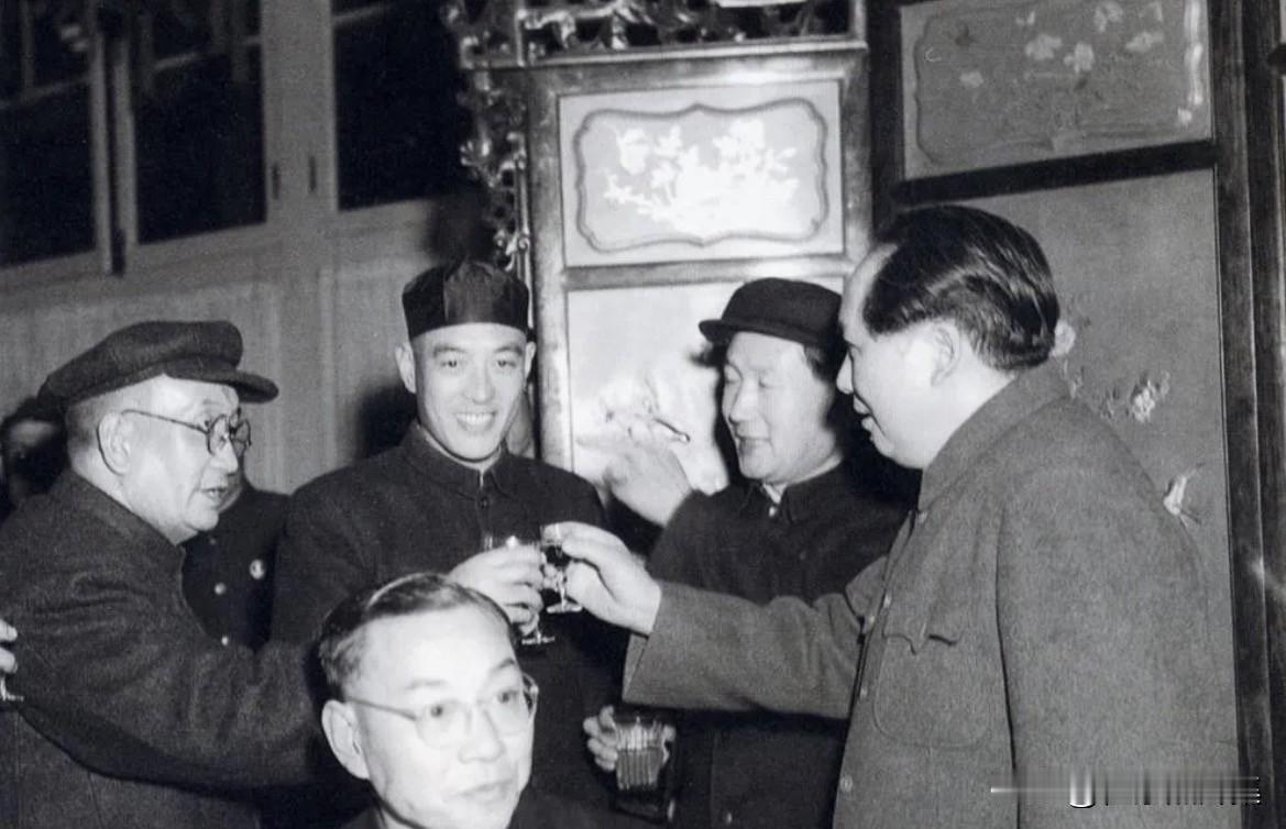 1951年，毛泽东主席和甘肃各界人民代表会议协商委员会副主席马鸿宾(左）、马腾霭