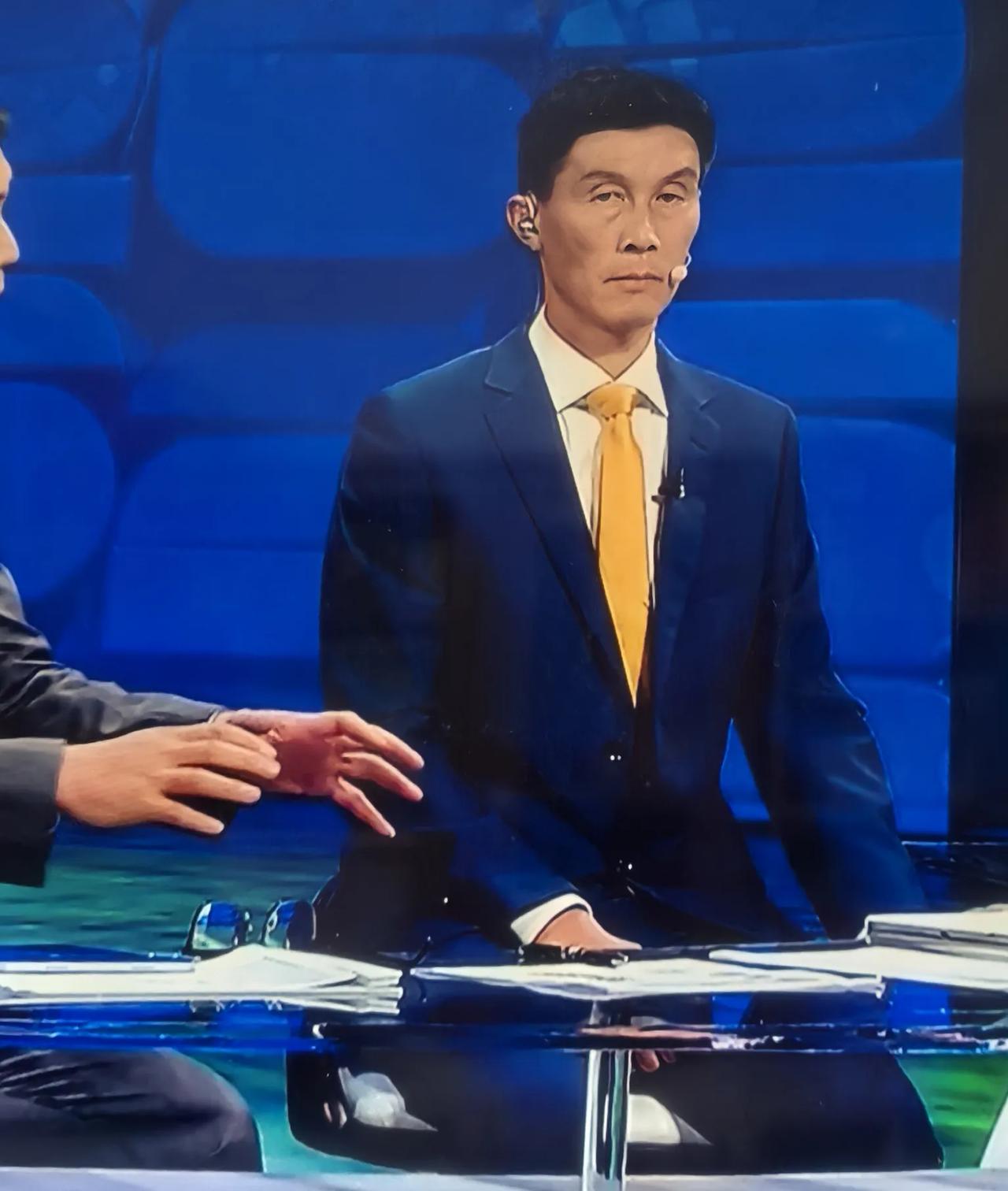 今天早上看世界杯法国对巴拉圭比赛、央视解说嘉宾这位“骨瘦如柴"的是谁？