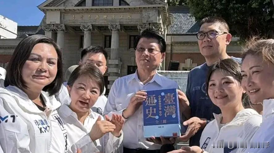 不提大陆却也谈通史，卢秀燕南下专门到连家故居力挺谢龙介

昨天被郑丽文正式夸为太
