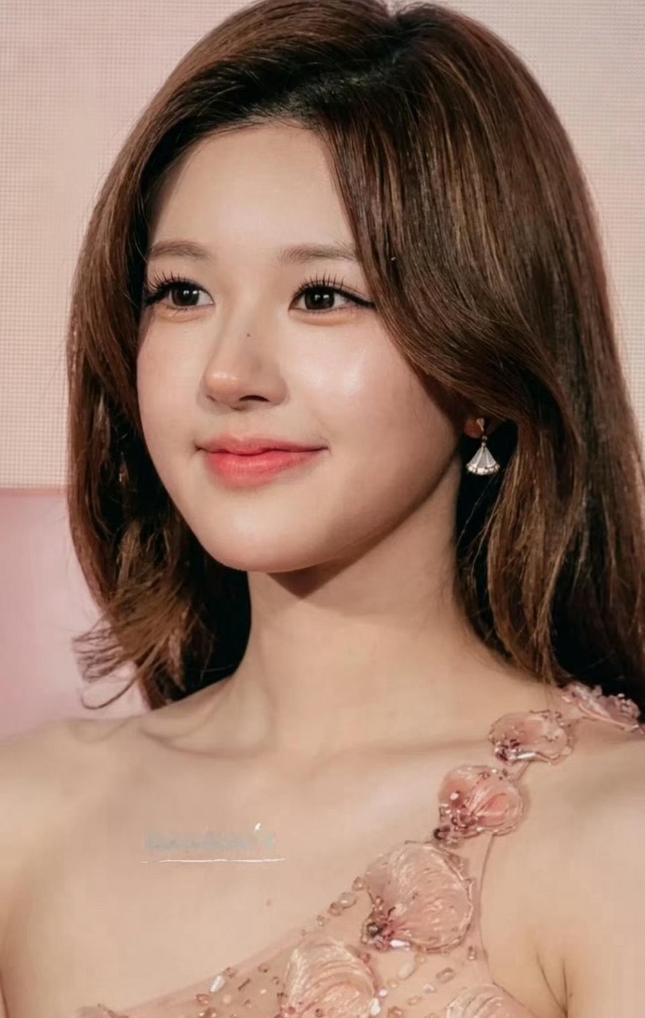 露思怼脸也好美，这个妆好多路人在夸，脸颊肉长回来了点反而更多颜粉了哈哈哈哈[捂嘴