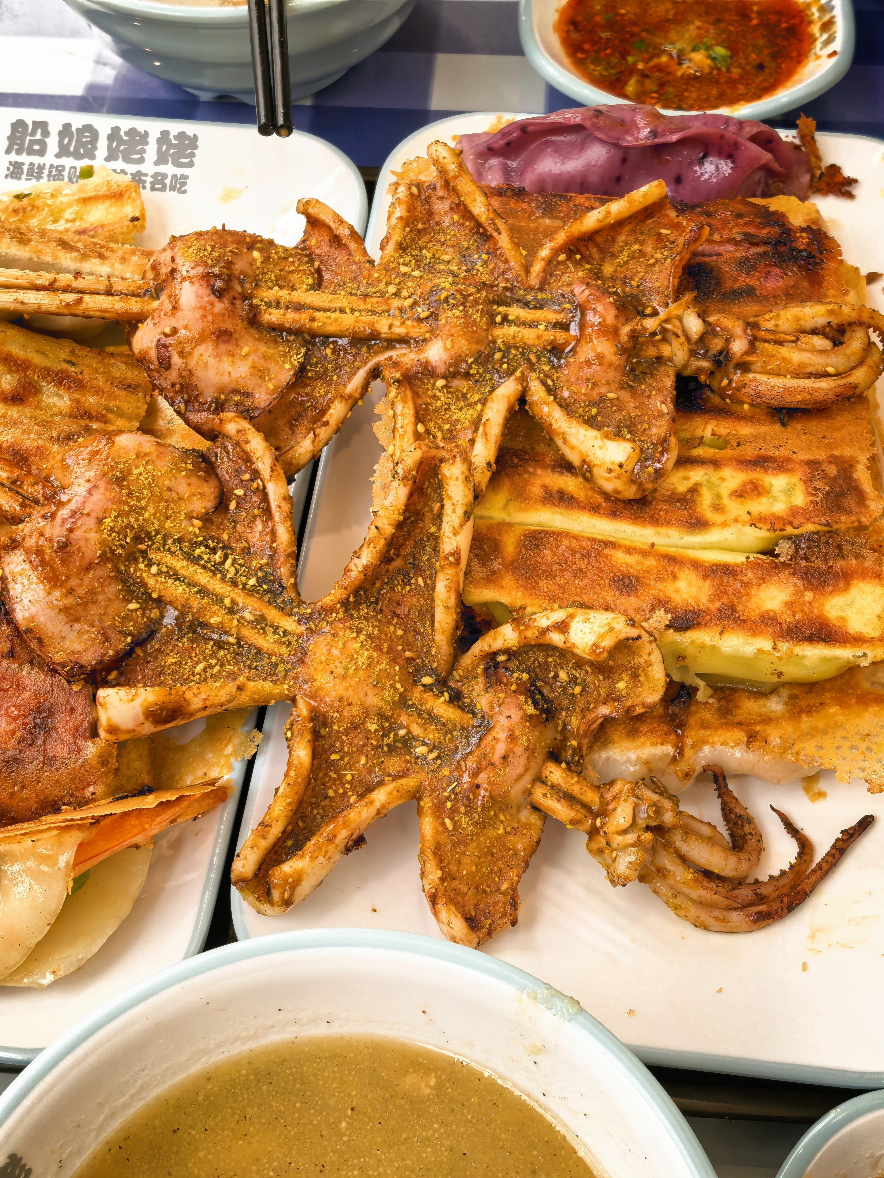 到烟台正经得第一顿晚饭！饿死了[捂嘴哭][泪]馋馋你们(„ಡωಡ„)  ​​​