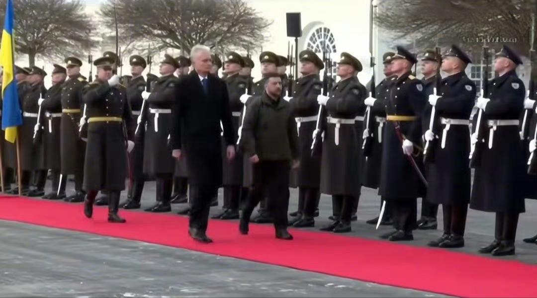 泽连斯基夫妇到立陶宛访问，泽连斯基夫人想跟着检阅立陶宛仪仗队，被拦下来了。

泽