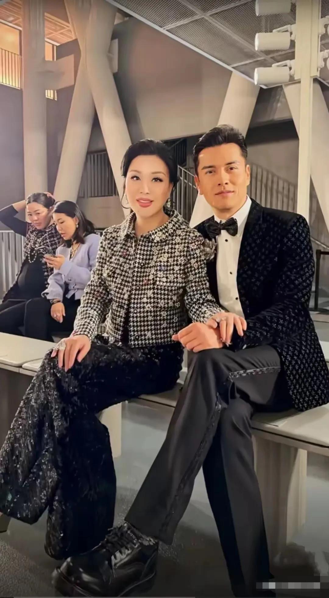 又让我惊奇了，这是近日吕良伟夫妇在杭州看香奈儿秀，不得不佩服这夫妇真年轻啊，吕良