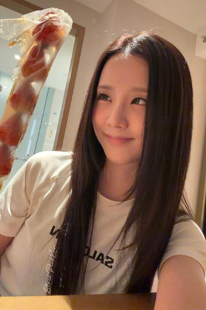 金智秀晒吃糖葫芦自拍 金智秀晒吃糖葫芦自拍，这是什么梦幻联动！来北京必打卡的糖葫