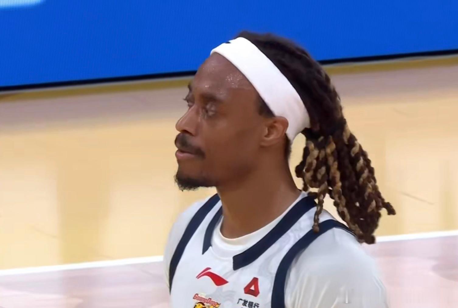 半场爆冷！广东51-40广厦，外援爆发成赢球关键谁能想到，广东男篮半场就能建立起