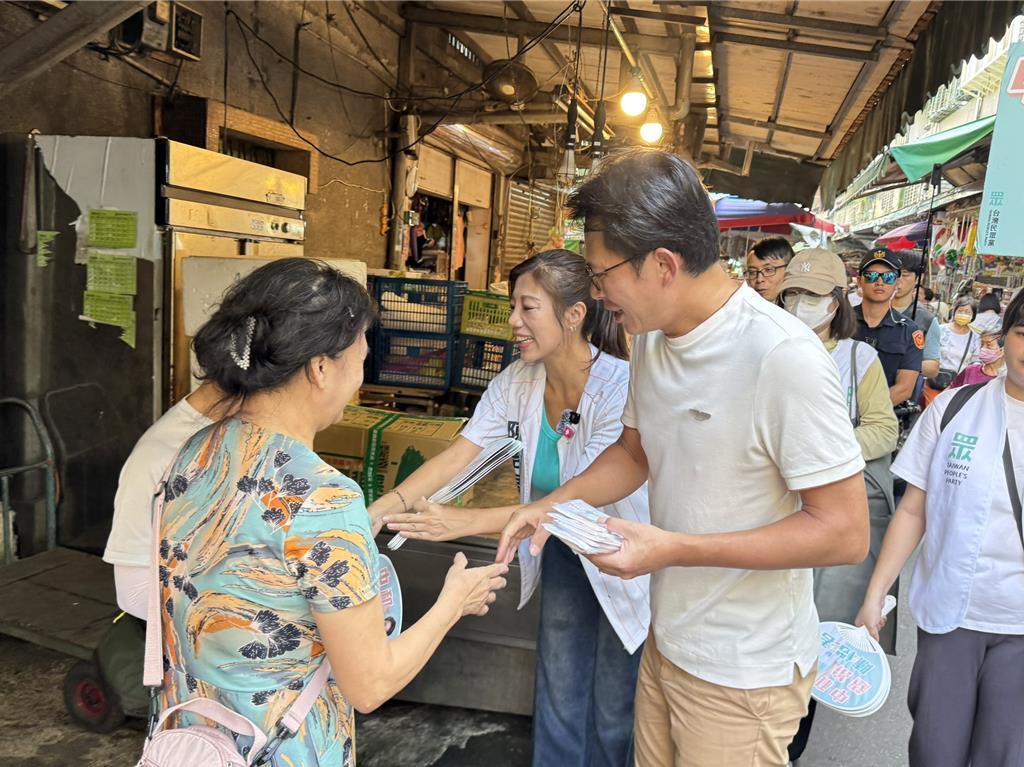 黄国昌9月30日上午亲自陪同新北市议员参选人陈怡君开展街头扫街拜票，这是新竹蓝白