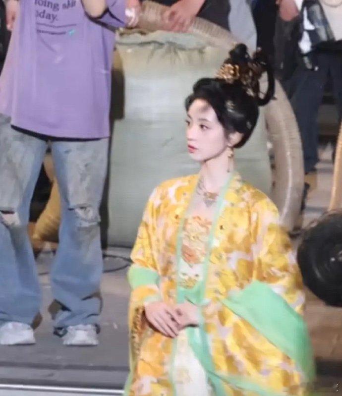 不得不说，田曦薇硬件超棒！五官脸蛋与体态俱佳，头小脸小。她一出场便让人眼前一亮，