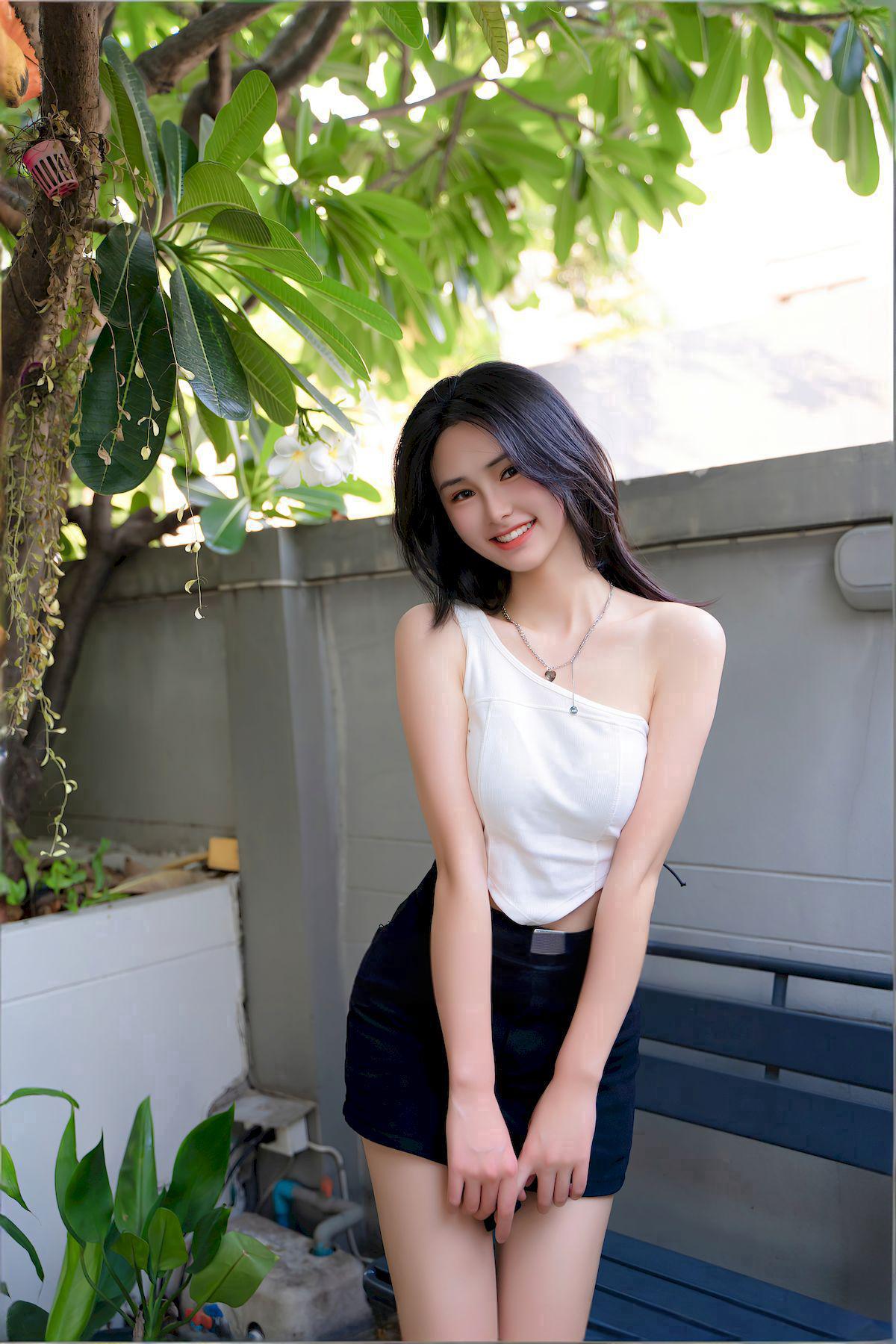 清纯甜美的笑容，令人心情愉悦，清新脱俗的穿搭尽显夏日风